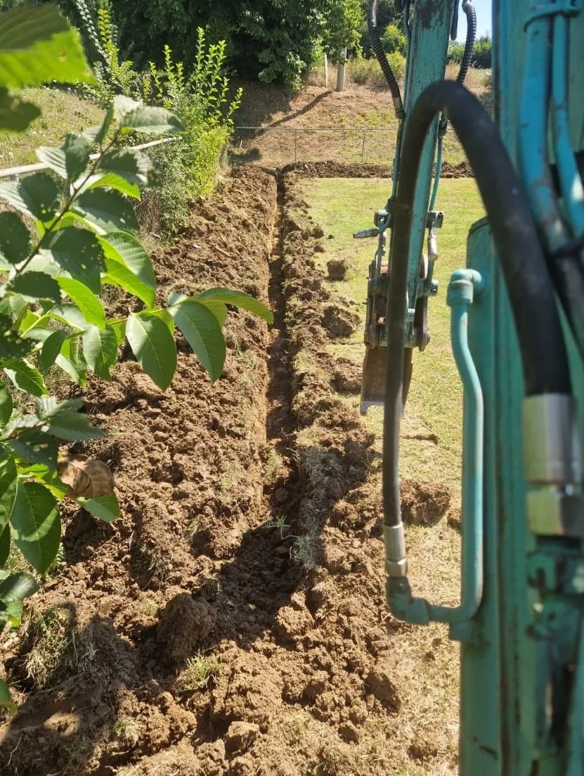 Iskopan kanal za vodovod kroz dvorište
